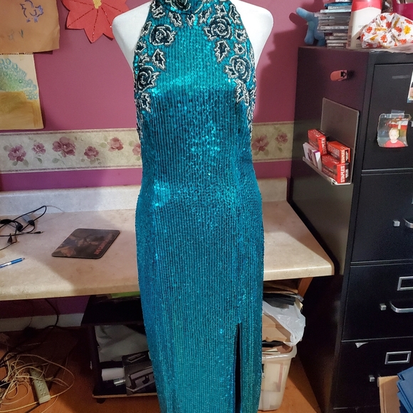 Gorgeous Aqua Sequin Dress. Sequins and beautiful beadwork. Size 7. - Picture 1 of 4
